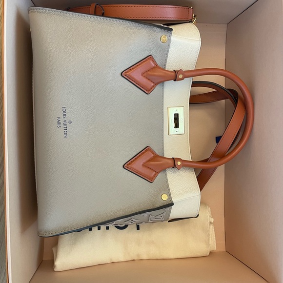 Louis Vuitton ON MY SIDE MM - Picture 10 of 17